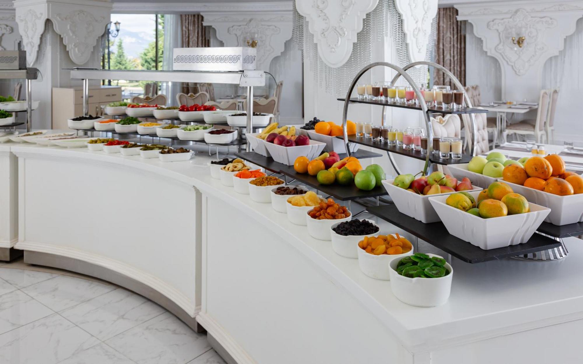 Shamakhi Palace Sharadil Seredil Exterior photo A buffet at a hotel